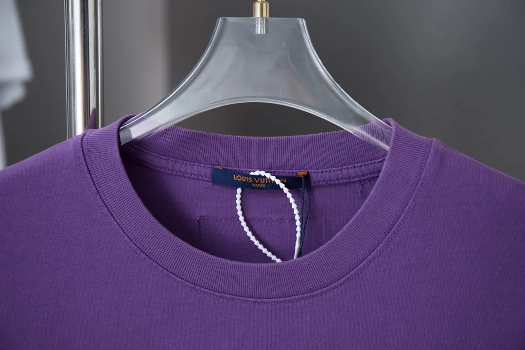 🅿️190 1V 25SS early spring new style Hydrosol embroidered LV letter short sleeves Light luxury essential item for daily commuting for men and women Correct version Welcome to compare Detailed features · 320g 100% pure cotton double yarn jersey fabric · Custom dyed in the same vat, special thickened 32 pieces double-strand 1X1 thread · Imported Tajima machine hydrosol embroidered LV letter logo on the front and back. Garment-washable embroidery hydrosol makes the embroidery offset printing softer and not stiff · Double-needle cross-stitching process · Original main mark washed tag brand moisture-proof paper packaging Color: black/white/burgundy Size: S/M/L/XL